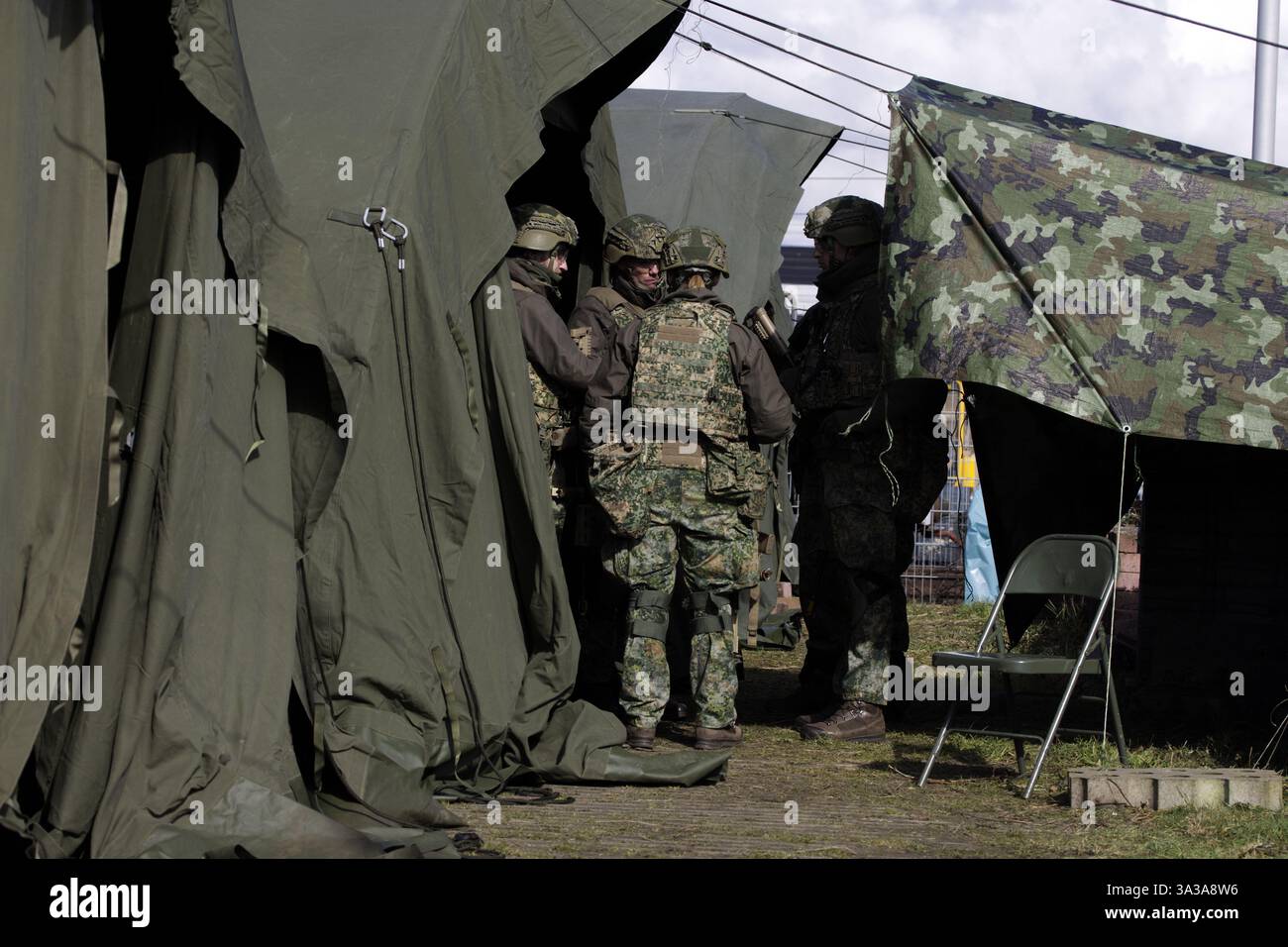 Rotterdam, Paesi Bassi, 2025-03-14 11:25:02 ROTTERDAM, 14-03-2025, ALSTOM. I riservisti del 20 Battaglione di Fanteria della Guardia e della riserva Nazionale del corpo di sicurezza tengono un'esercitazione di due giorni ad Alstom. FOTO: NLBeeld/Robert Meerding credito: NL Beeld / Robert Meerding Foto Stock