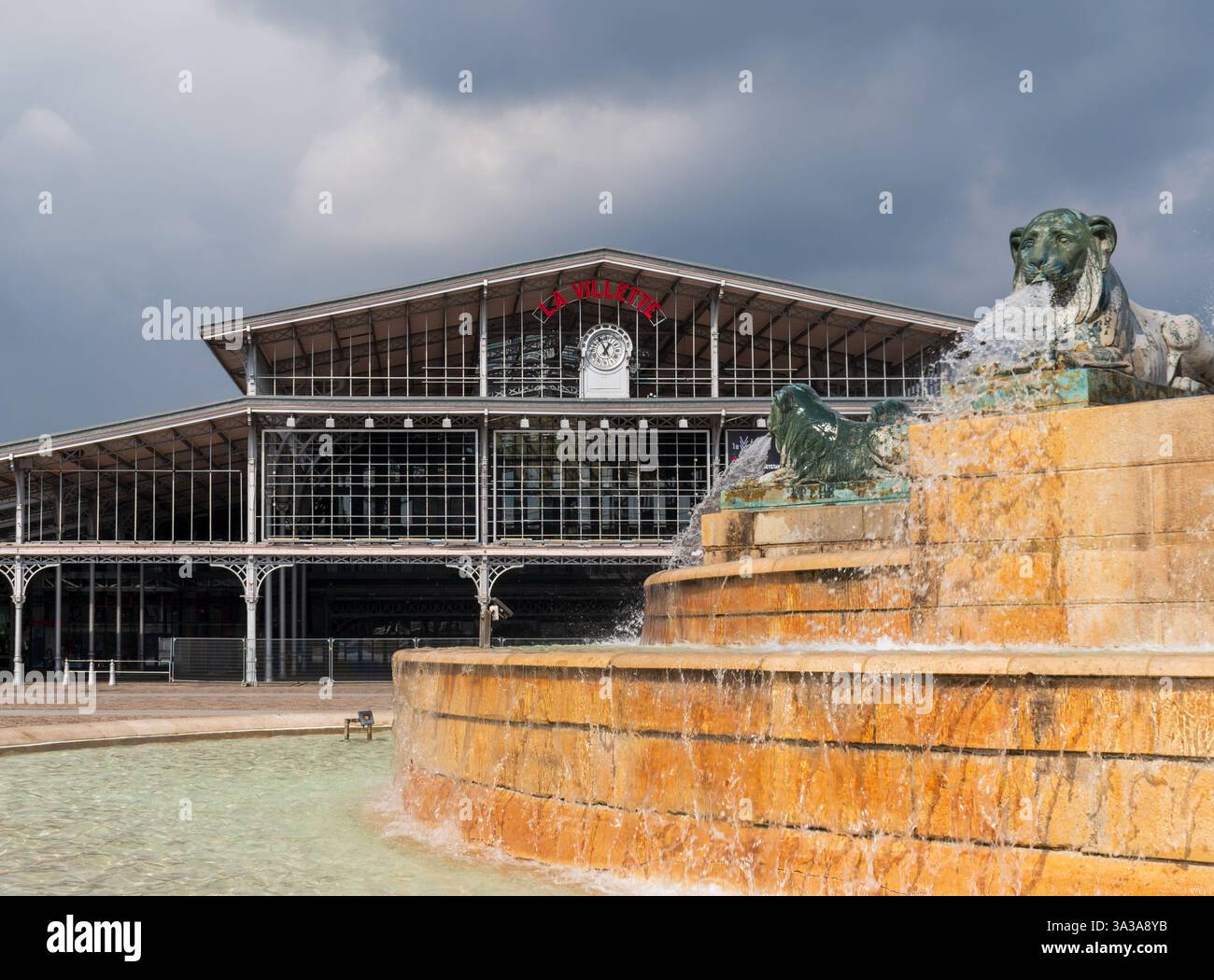 Parigi, Francia - 03 14 2025 : la grande Halle di la Villette Foto Stock