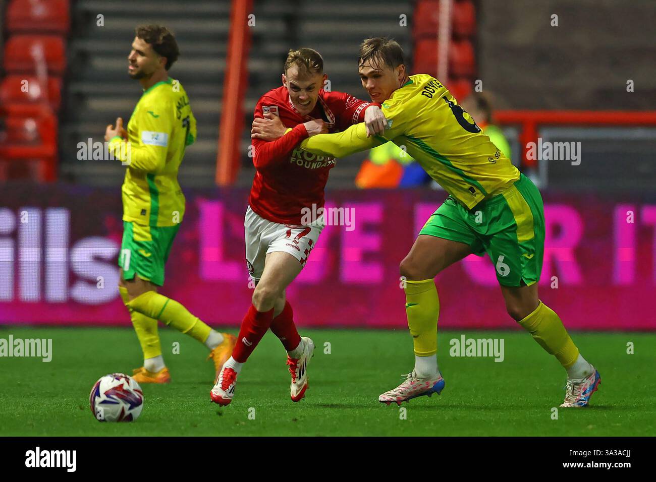 Bristol, Regno Unito. 14 marzo 2025. Mark Sykes di Bristol City viene sfidato da Callum Doyle di Norwich City durante lo Sky Bet Championship match ad Ashton Gate, Bristol. Il credito per immagini dovrebbe essere: Annabel Lee-Ellis/Sportimage Credit: Sportimage Ltd/Alamy Live News Foto Stock
