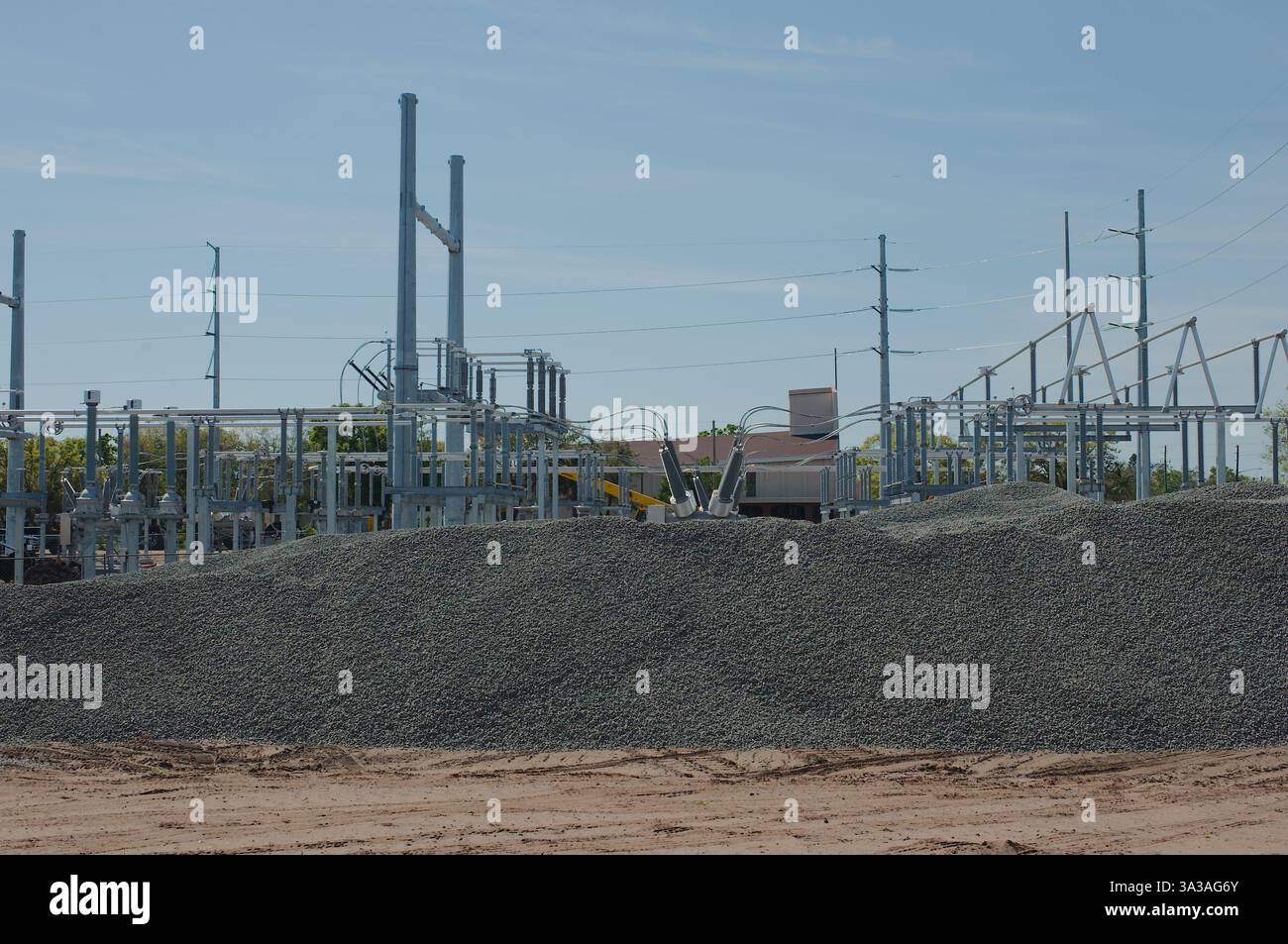 Sottostazione durante la sua fase di costruzione con struttura metallica esposta, terra di ghiaia e componenti dell'infrastruttura elettrica visibili. Parte di un ele Foto Stock