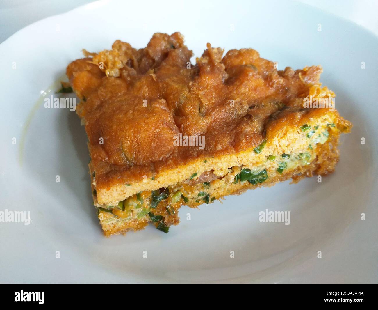 Telur Dadar Padang o Padang, cucina indonesiana di Sumatra occidentale. Foto Stock