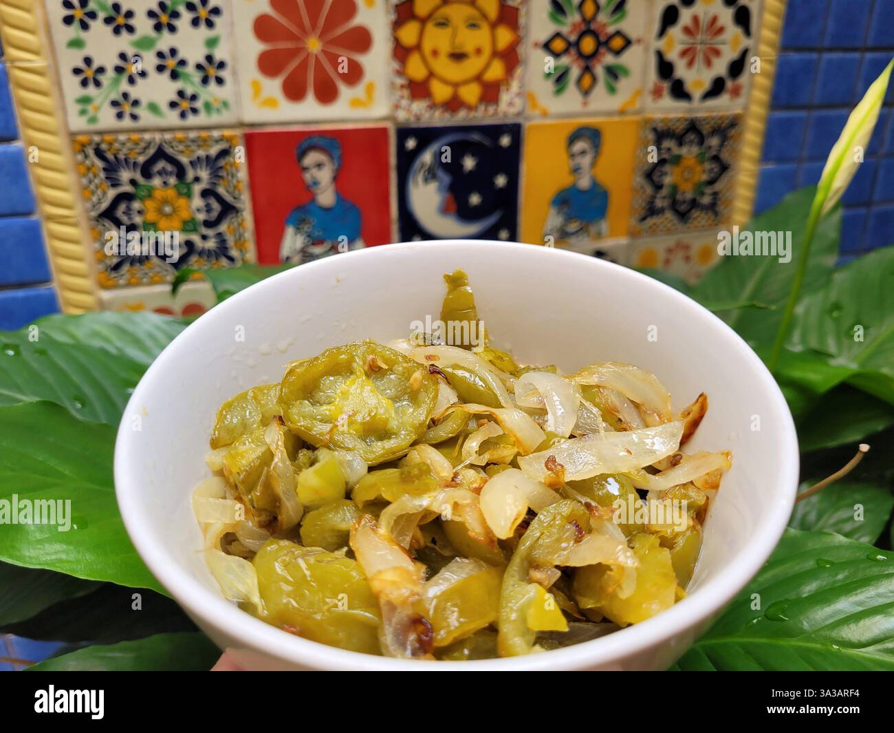 Habanero o Gendot Chilli Peppers fritti con cipolle in una ciotola bianca. Foto Stock