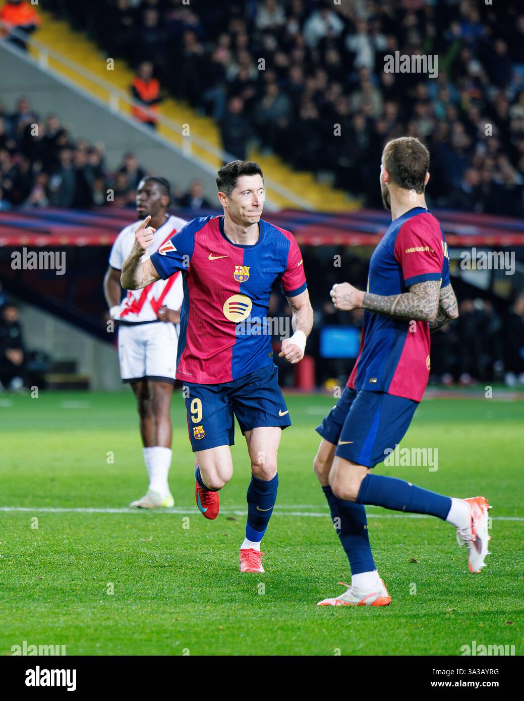Barcellona, Spagna. 17 febbraio 2025. Lewandowski festeggia dopo aver segnato un gol durante la partita LaLiga EA Sports tra FC Barcelona e Rayo Val Foto Stock
