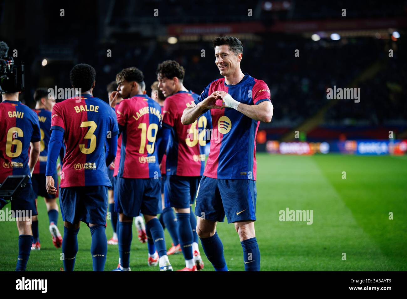 Barcellona, Spagna. 17 febbraio 2025. Lewandowski festeggia dopo aver segnato un gol durante la partita LaLiga EA Sports tra FC Barcelona e Rayo Val Foto Stock
