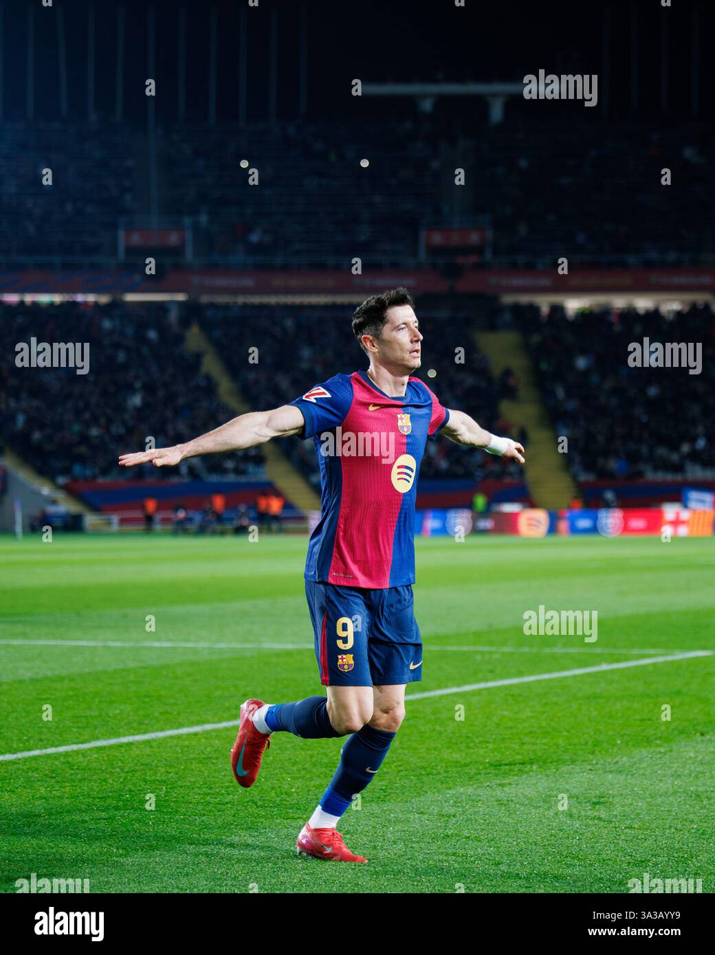 Barcellona, Spagna. 17 febbraio 2025. Lewandowski festeggia dopo aver segnato un gol durante la partita LaLiga EA Sports tra FC Barcelona e Rayo Val Foto Stock
