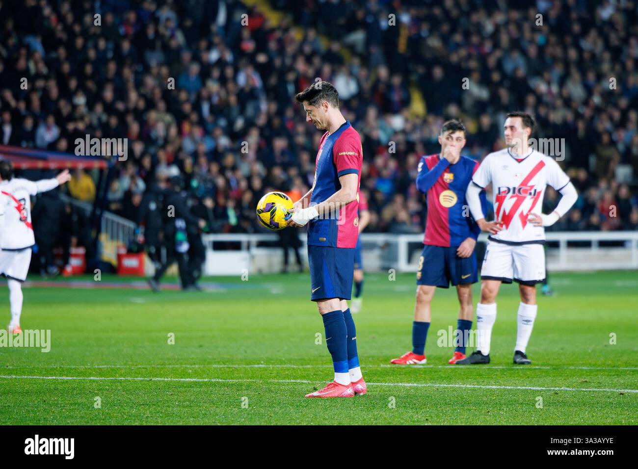 Barcellona, Spagna. 17 febbraio 2025. Lewandowski festeggia dopo aver segnato un gol durante la partita LaLiga EA Sports tra FC Barcelona e Rayo Val Foto Stock