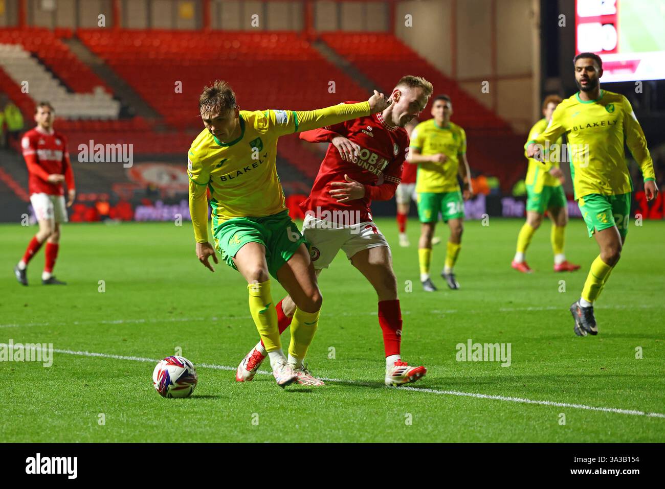 Bristol, Regno Unito. 14 marzo 2025. Mark Sykes di Bristol City viene sfidato da Callum Doyle di Norwich City durante lo Sky Bet Championship match ad Ashton Gate, Bristol. Il credito per immagini dovrebbe essere: Annabel Lee-Ellis/Sportimage Credit: Sportimage Ltd/Alamy Live News Foto Stock