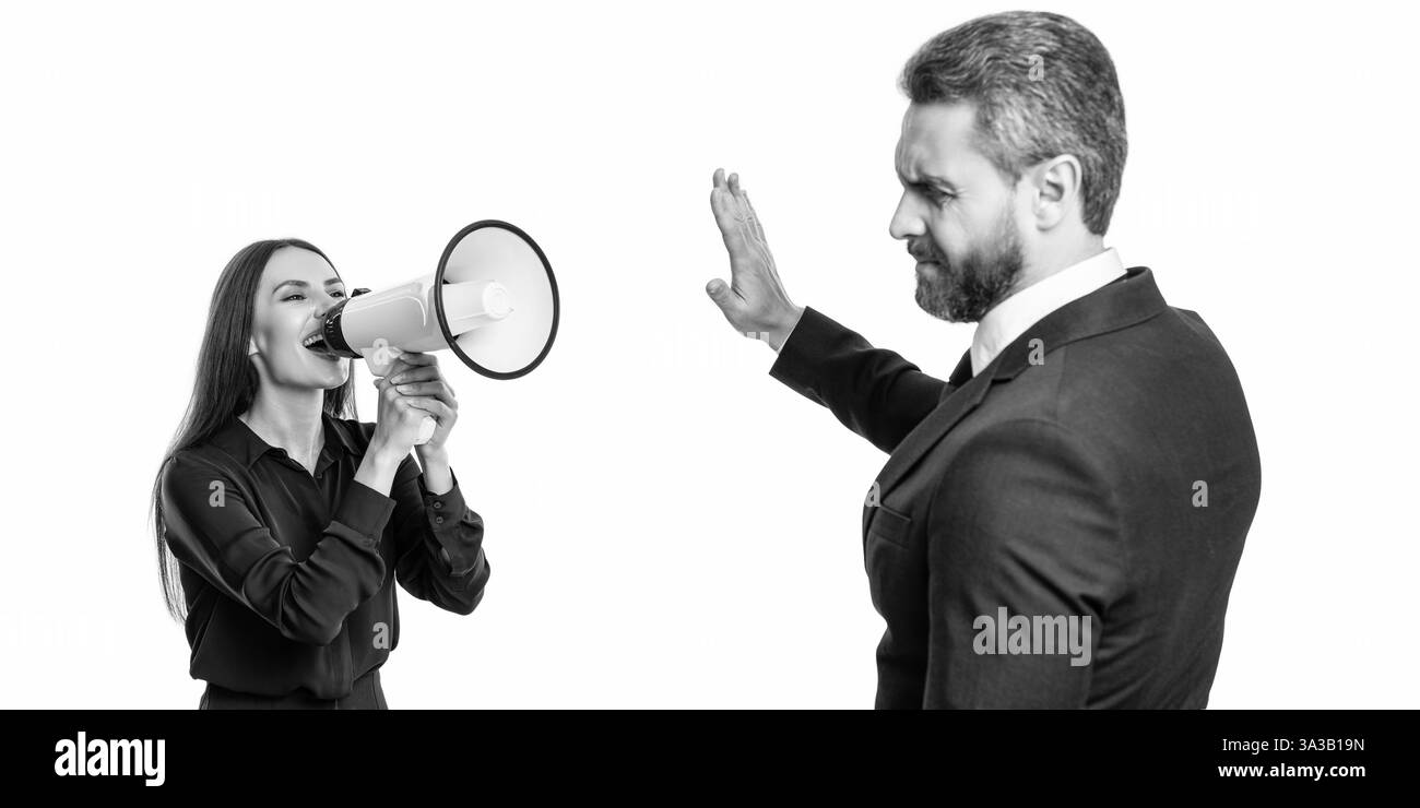 uomini d'affari che risolvono i conflitti. concetto di rivalità. conflitto di affari. donna d'affari che urla al dipendente con l'altoparlante. Incolpazioni personali Foto Stock