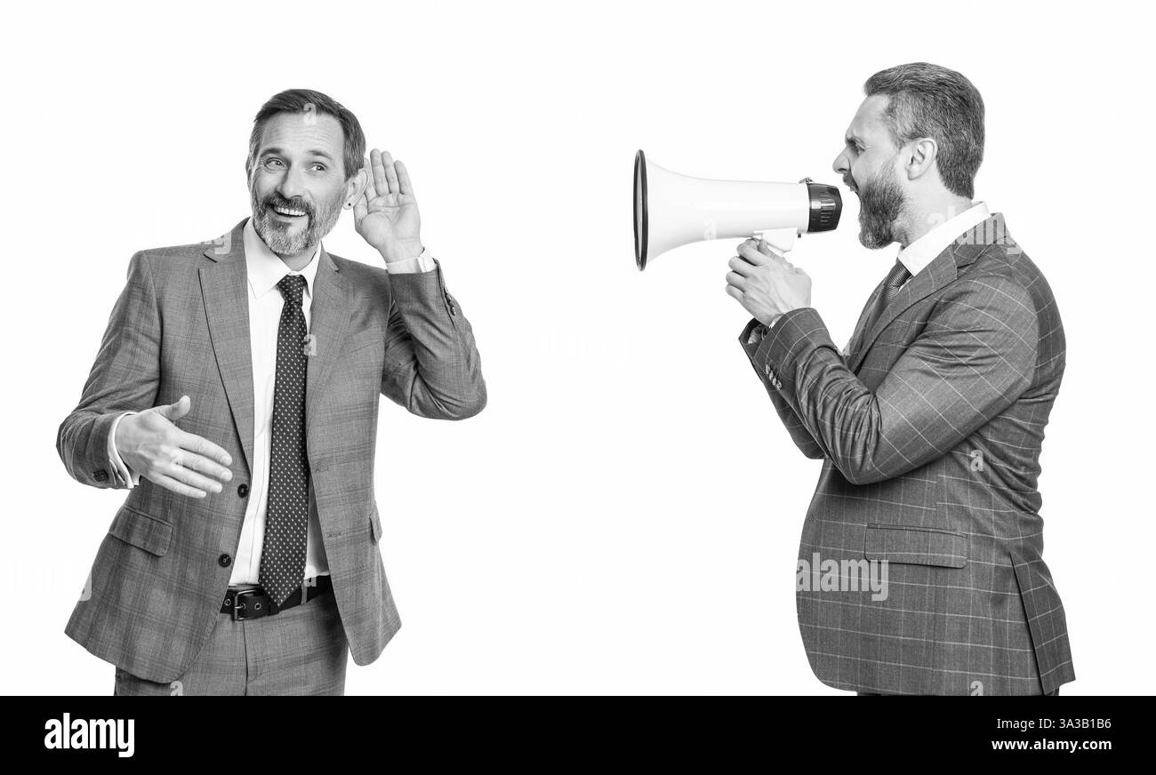 uomo d'affari che risolve i conflitti. concetto di rivalità. conflitto di affari. uomo d'affari che urla il dipendente con un altoparlante isolato su bianco. l'uomo d'affari l'ha fatto Foto Stock