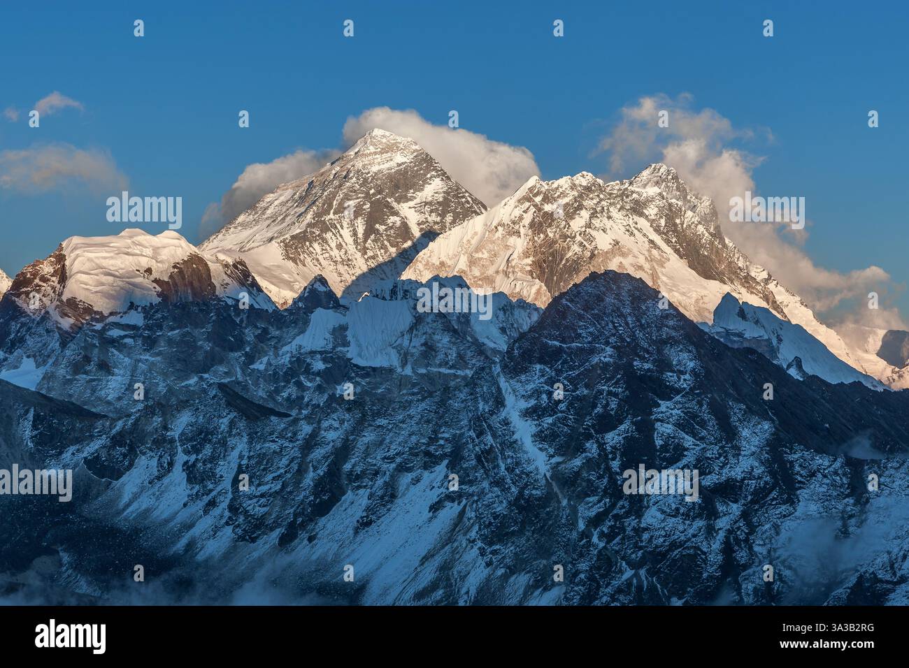 Vista sul monte Everest da Gokyo Ri. Pittoresco paesaggio della cima della montagna in serata prima del tramonto. Foto Stock
