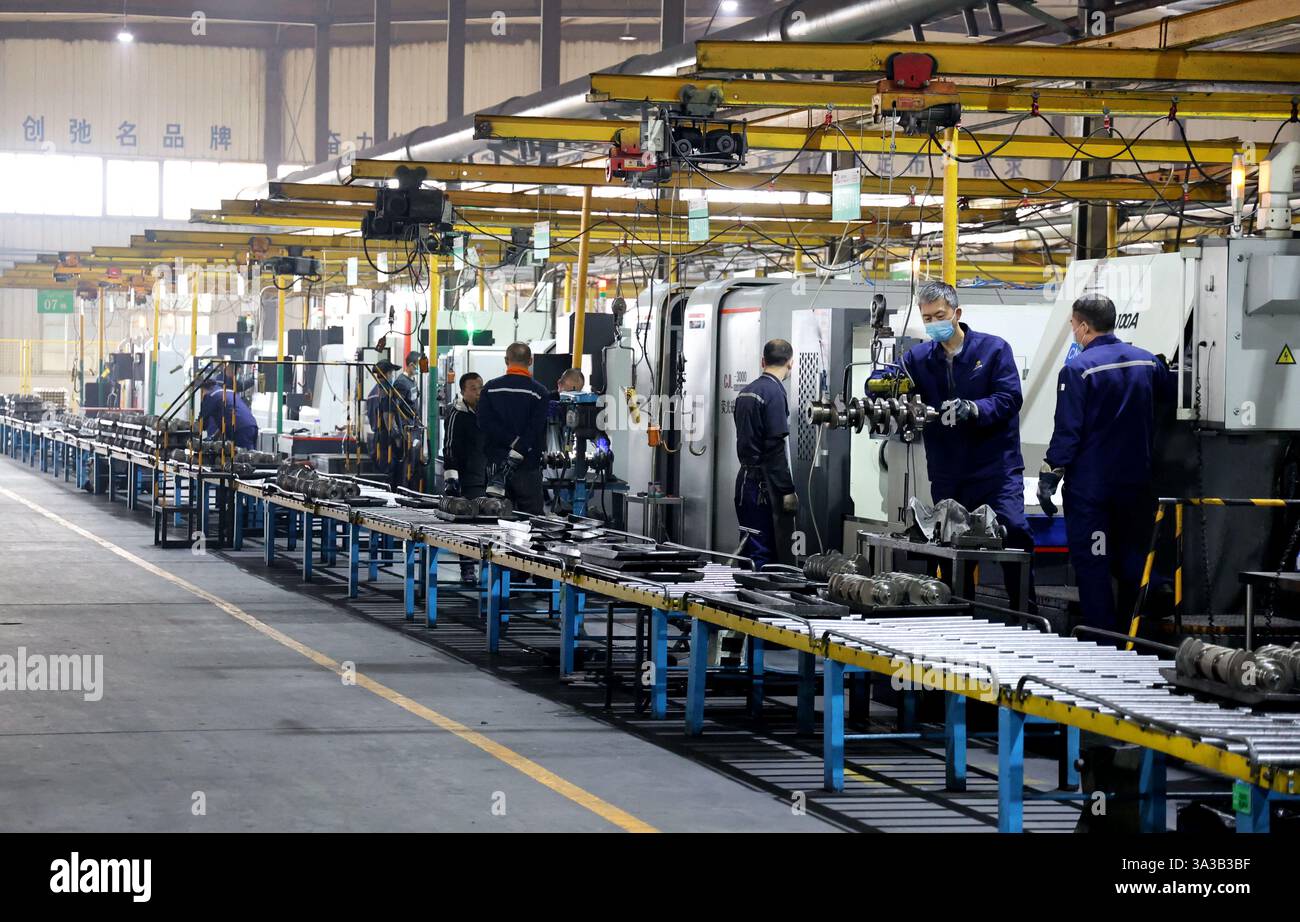 BINZHOU, CINA - 14 MARZO 2025 - Un lavoratore produce prodotti per albero motore presso un'officina di un produttore di parti motore a Binzhou, nella Cina orientale Shandon Foto Stock