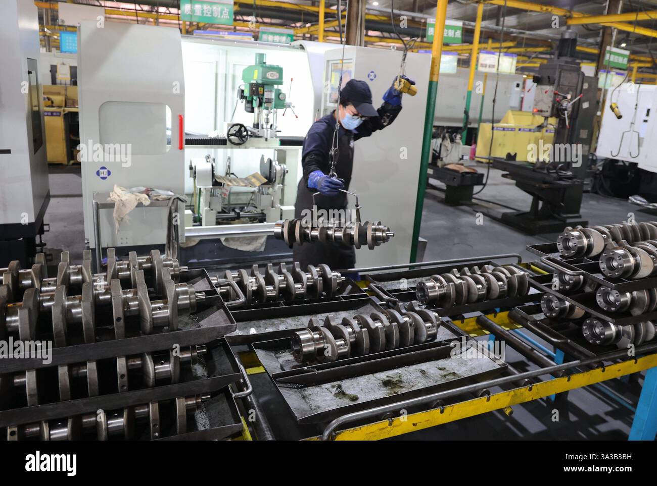 BINZHOU, CINA - 14 MARZO 2025 - Un lavoratore produce prodotti per albero motore presso un'officina di un produttore di parti motore a Binzhou, nella Cina orientale Shandon Foto Stock