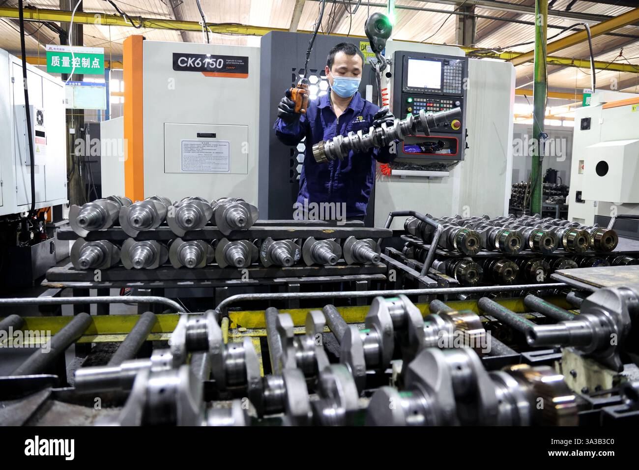 BINZHOU, CINA - 14 MARZO 2025 - Un lavoratore produce prodotti per albero motore presso un'officina di un produttore di parti motore a Binzhou, nella Cina orientale Shandon Foto Stock