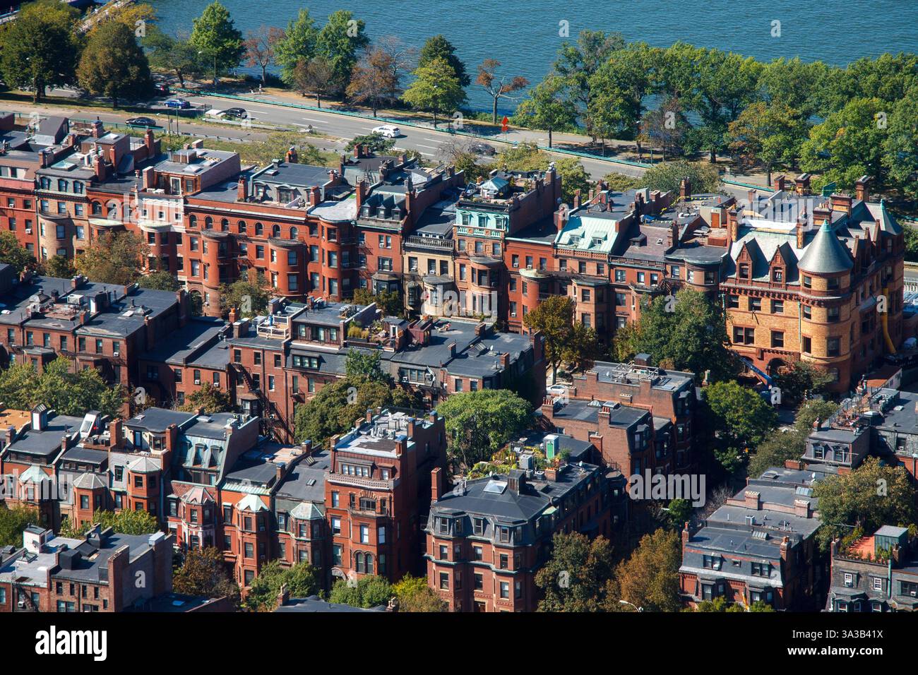 Gli edifici storici da commonwealth avenue alla spianata sul fiume Charles, Boston, Massachusetts, Stati Uniti Foto Stock
