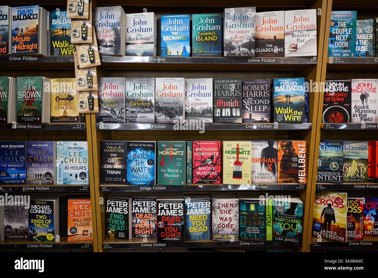 Libri di fantascienza su scaffale all'interno di un negozio – Inghilterra, Regno Unito – 2 marzo 2025 Foto Stock