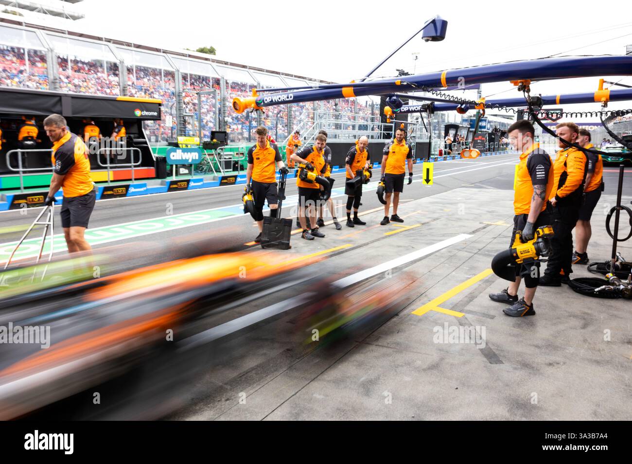 McLaren F1 Team pitlane, meccanico, mecanico, meccanico, meccanico durante la Formula 1 Louis Vuitton Australian Grand Prix 2025, 1° round del Campionato del mondo di Formula 1 FIA 2025 dal 14 al 16 marzo 2025 sull'Albert Park Grand Prix Circuit, a Melbourne, Australia Foto Stock