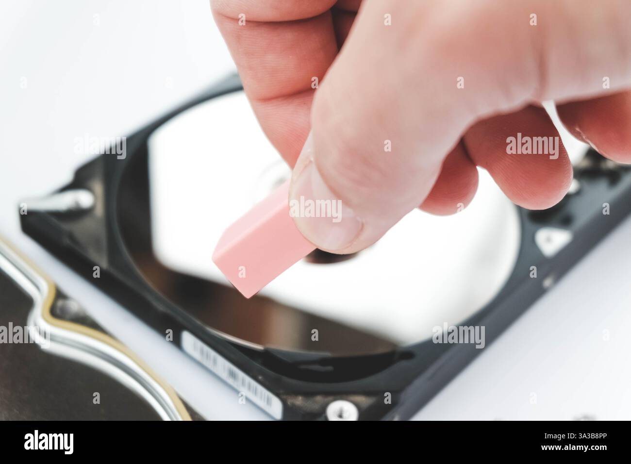 Gomma e disco rigido del computer. Eliminazione dati HDD. Recupero informazioni utente in corso... Foto Stock