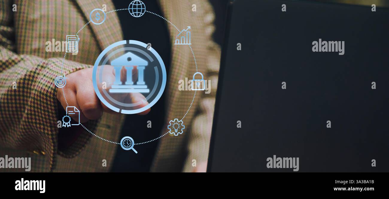 Un'immagine concettuale dell'online banking, che mostra una persona che digita su una tastiera con icone digitali che rappresentano sicurezza, finanza, connettività globale, Foto Stock