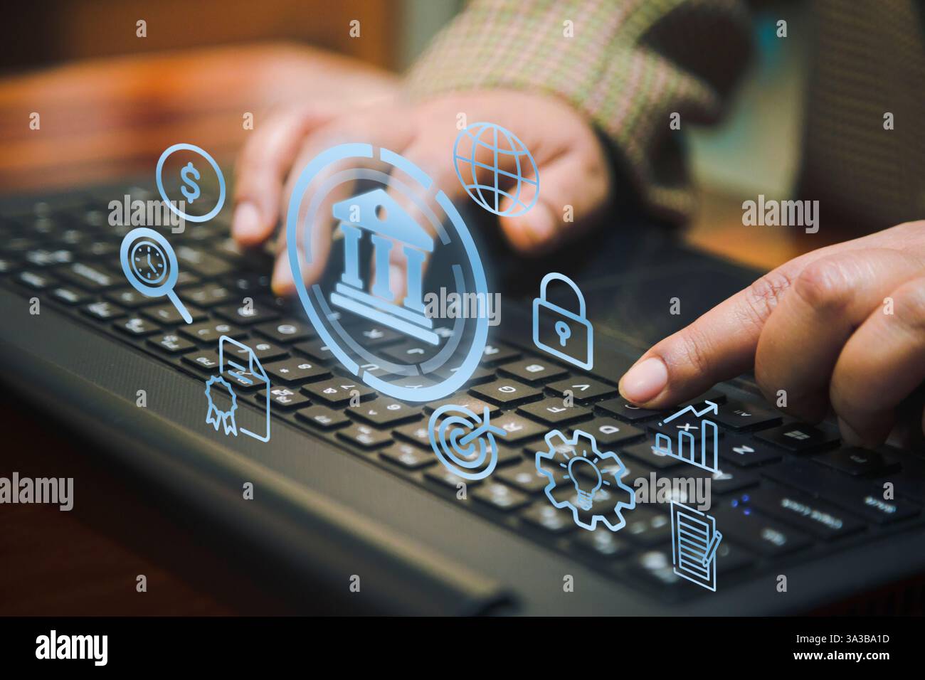 Un'immagine concettuale dell'online banking, che mostra una persona che digita su una tastiera con icone digitali che rappresentano sicurezza, finanza, connettività globale, Foto Stock