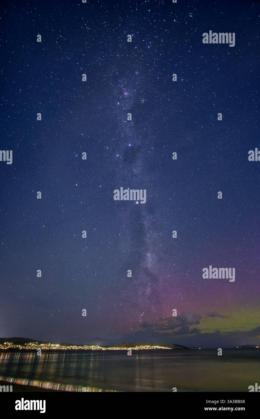Via Lattea che si innalza nel cielo limpido con stelle e luci della città riflesse nel fiume Derwent con Aurora Australis Hobart Tasmania Australia Foto Stock