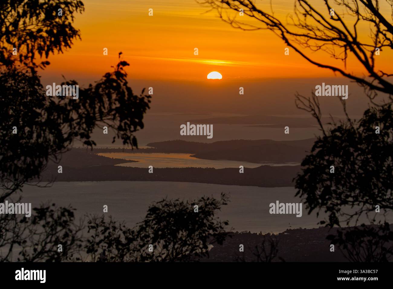 Vista delle catene del fiume Derwent e del ponte Tasman all'alba dal Mount Wellington Organ Pipes Track, Hobart, Tasmania, Australia Foto Stock