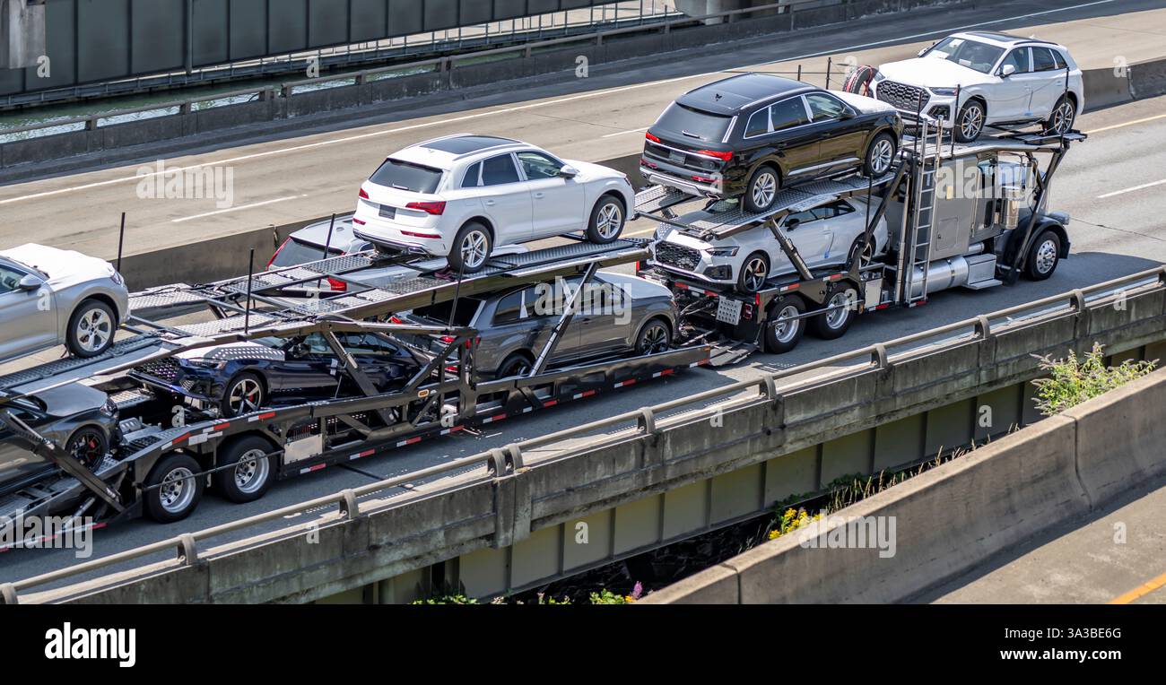 Autocarro per impieghi pesanti di tipo industriale, trattore semi-autocarro di grandi dimensioni per il trasporto di autovetture e incroci su due semirimorchi idraulici che funzionano su t Foto Stock