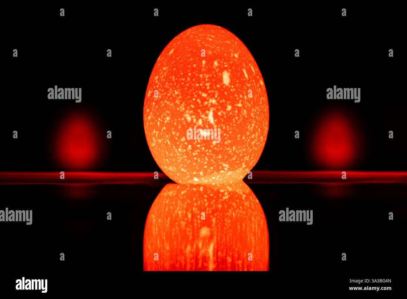 Nowruz. Festival di Primavera Cinese. Pasqua ebraica. Pagano. Uovo di pasqua colorato e luminoso. Sfondo nero con uovo di pasqua. 20 Foto Stock