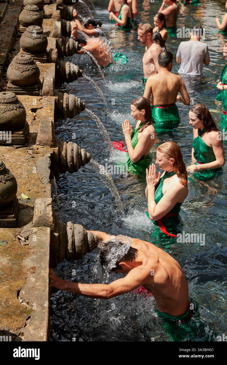 Le persone fanno la purificazione rituale nella sorgente Santa del tempio Tirta Empul (pura Tirta Empul). Tampaksiring, Bali, Indonesia. Foto Stock Le persone fanno la purificazione rituale nella sorgente Santa del tempio Tirta Empul (pura Tirta Empul). Tampaksiring, Bali, Indonesia. Foto Stock