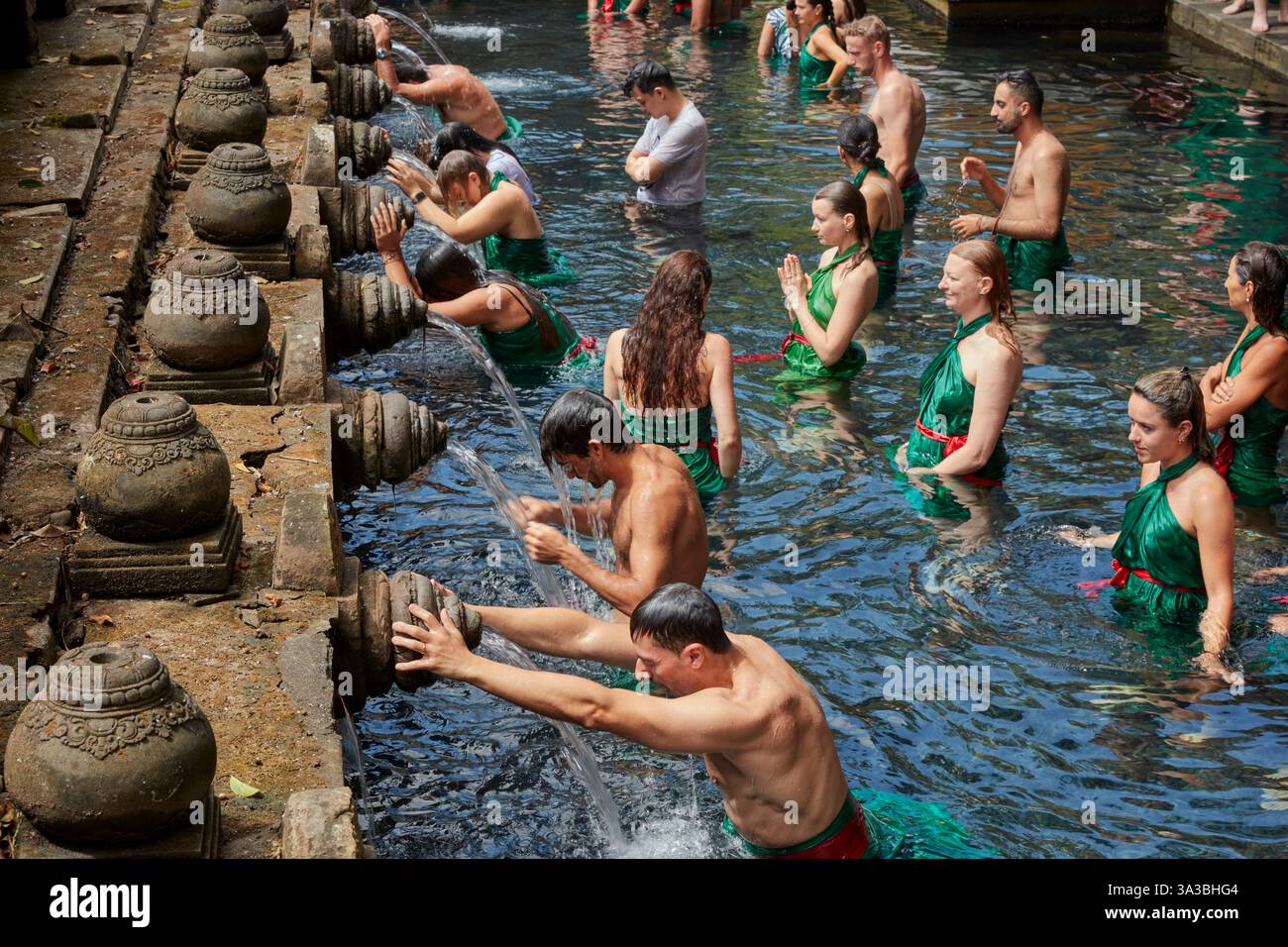 Le persone fanno la purificazione rituale nella sorgente Santa del tempio Tirta Empul (pura Tirta Empul). Tampaksiring, Bali, Indonesia. Foto Stock Le persone fanno la purificazione rituale nella sorgente Santa del tempio Tirta Empul (pura Tirta Empul). Tampaksiring, Bali, Indonesia. Foto Stock