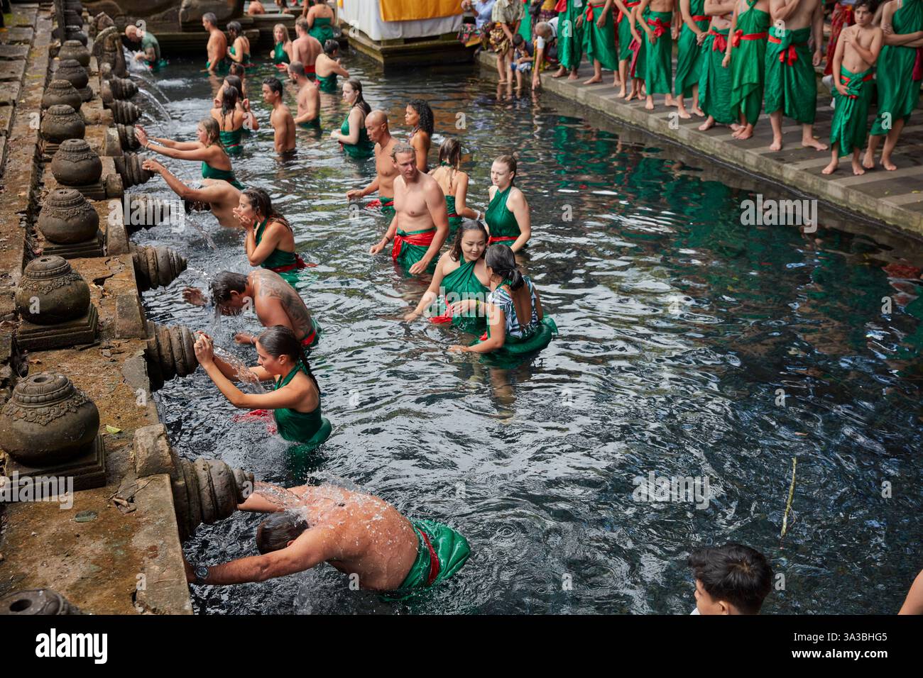 Le persone fanno la purificazione rituale nella sorgente Santa del tempio Tirta Empul (pura Tirta Empul). Tampaksiring, Bali, Indonesia. Foto Stock Le persone fanno la purificazione rituale nella sorgente Santa del tempio Tirta Empul (pura Tirta Empul). Tampaksiring, Bali, Indonesia. Foto Stock