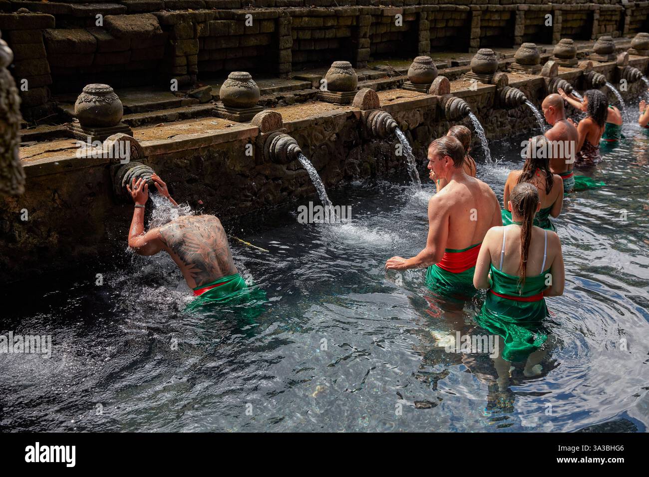 Le persone fanno la purificazione rituale nella sorgente Santa del tempio Tirta Empul (pura Tirta Empul). Tampaksiring, Bali, Indonesia. Foto Stock Le persone fanno la purificazione rituale nella sorgente Santa del tempio Tirta Empul (pura Tirta Empul). Tampaksiring, Bali, Indonesia. Foto Stock