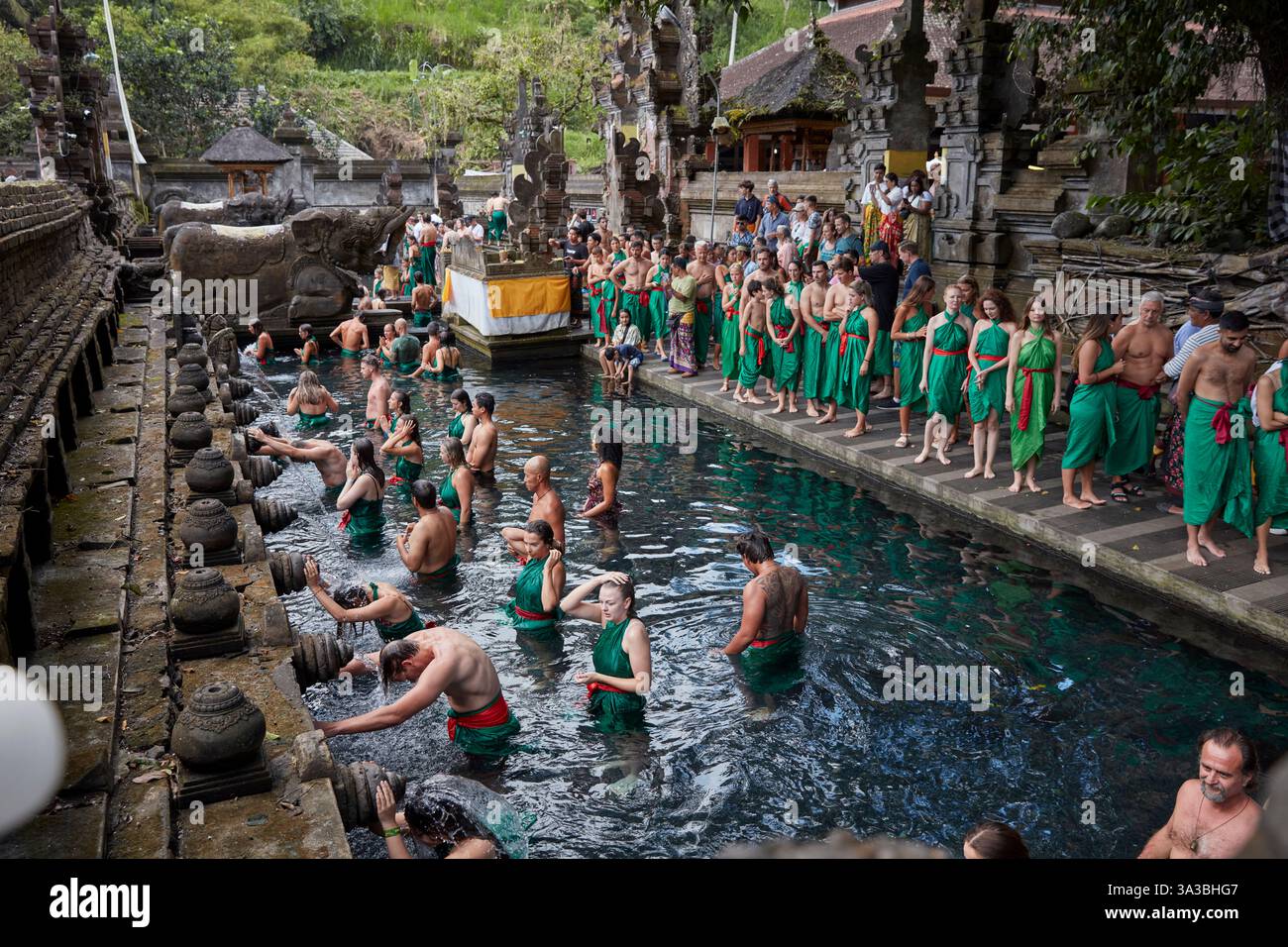 Le persone fanno la purificazione rituale nella sorgente Santa del tempio Tirta Empul (pura Tirta Empul). Tampaksiring, Bali, Indonesia. Foto Stock Le persone fanno la purificazione rituale nella sorgente Santa del tempio Tirta Empul (pura Tirta Empul). Tampaksiring, Bali, Indonesia. Foto Stock