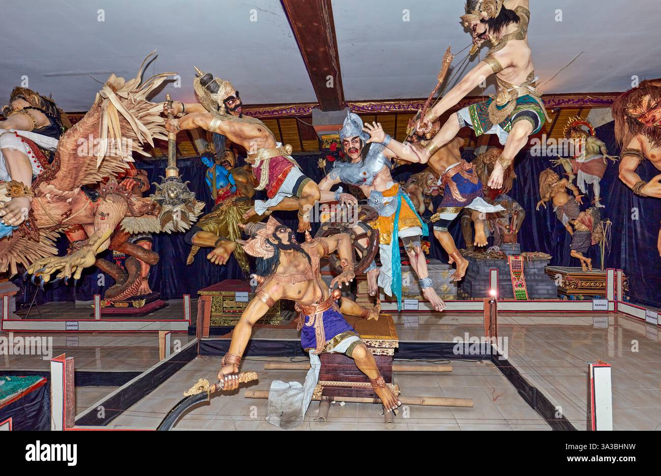 Statue colorate di ogoh-ogoh tradizionalmente utilizzate durante la parata di Ngrupuk alla vigilia del giorno di Nyepi, esposte nel Museo Ogoh-ogoh. Mengwi, Bali, Indonesia Foto Stock