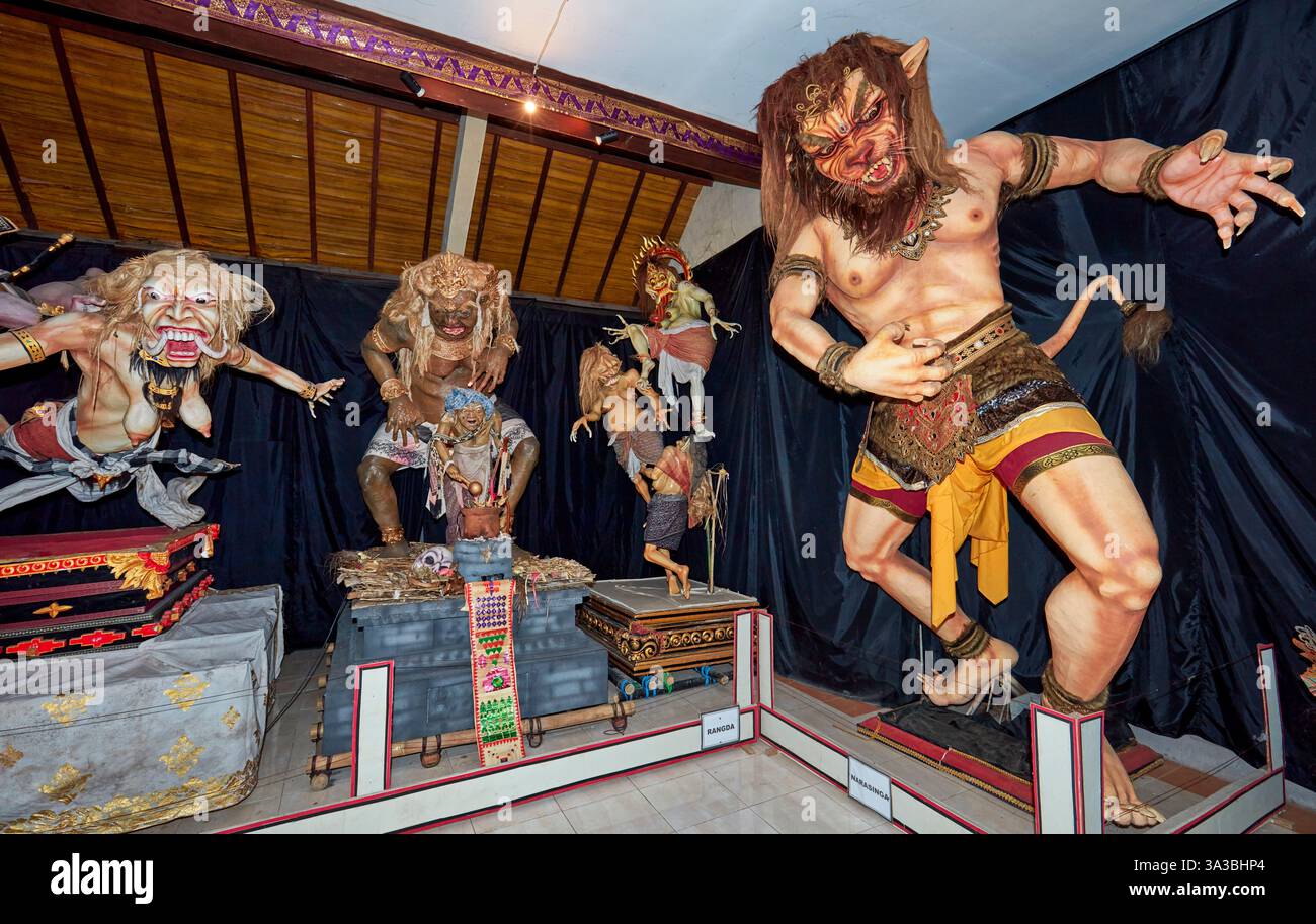 Statue colorate di ogoh-ogoh tradizionalmente utilizzate durante la parata di Ngrupuk alla vigilia del giorno di Nyepi, esposte nel Museo Ogoh-ogoh. Mengwi, Bali, Indonesia Foto Stock