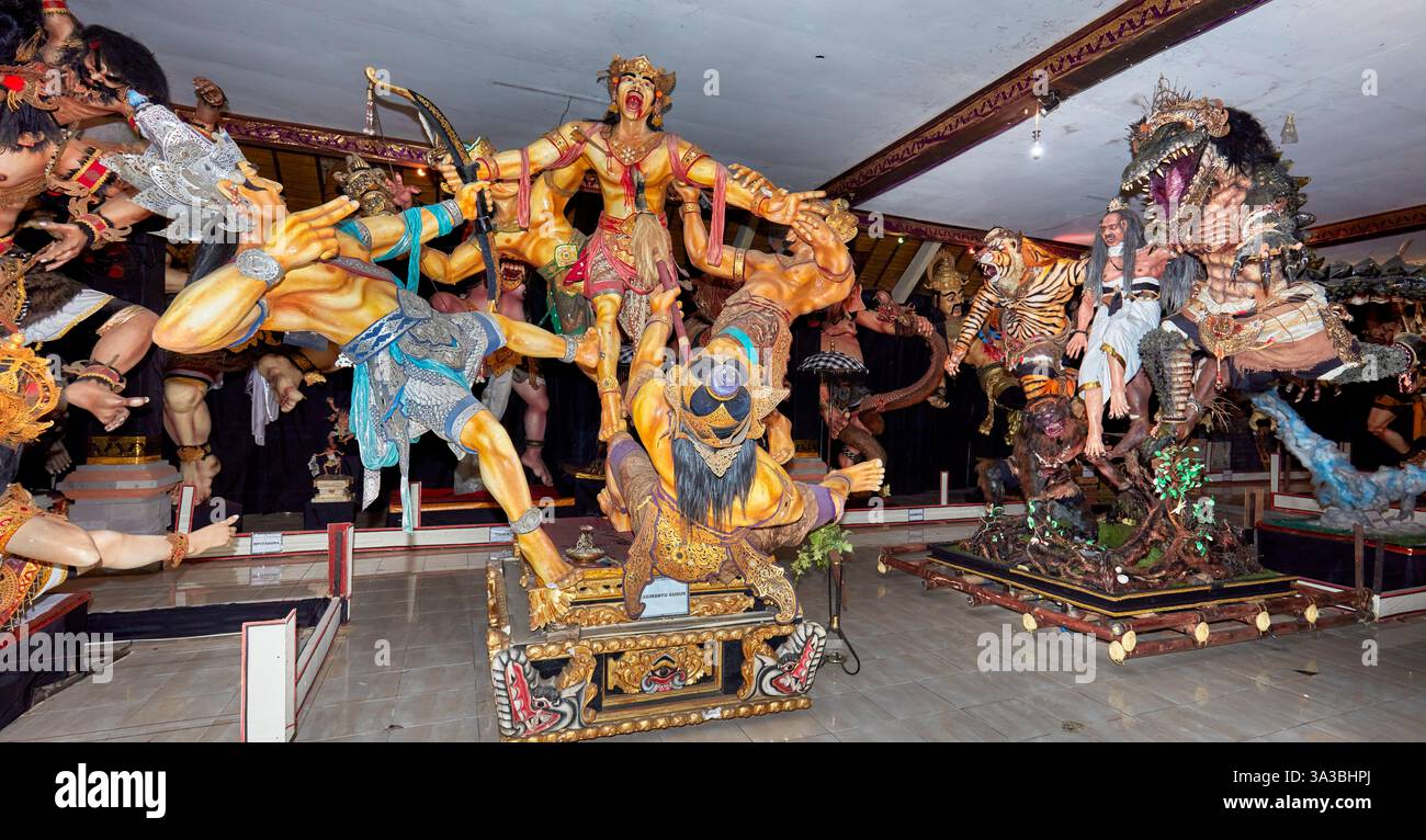 Statue colorate di ogoh-ogoh tradizionalmente utilizzate durante la parata di Ngrupuk alla vigilia del giorno di Nyepi, esposte nel Museo Ogoh-ogoh. Mengwi, Bali, Indonesia Foto Stock