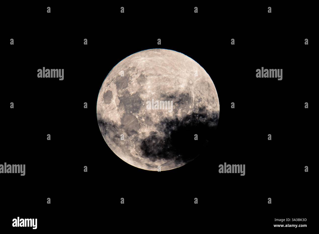 Eclipse lunare parziale - Blood Moon, Full Moon e nuvole a Blayney, Central West, NSW, Australia. Foto Stock