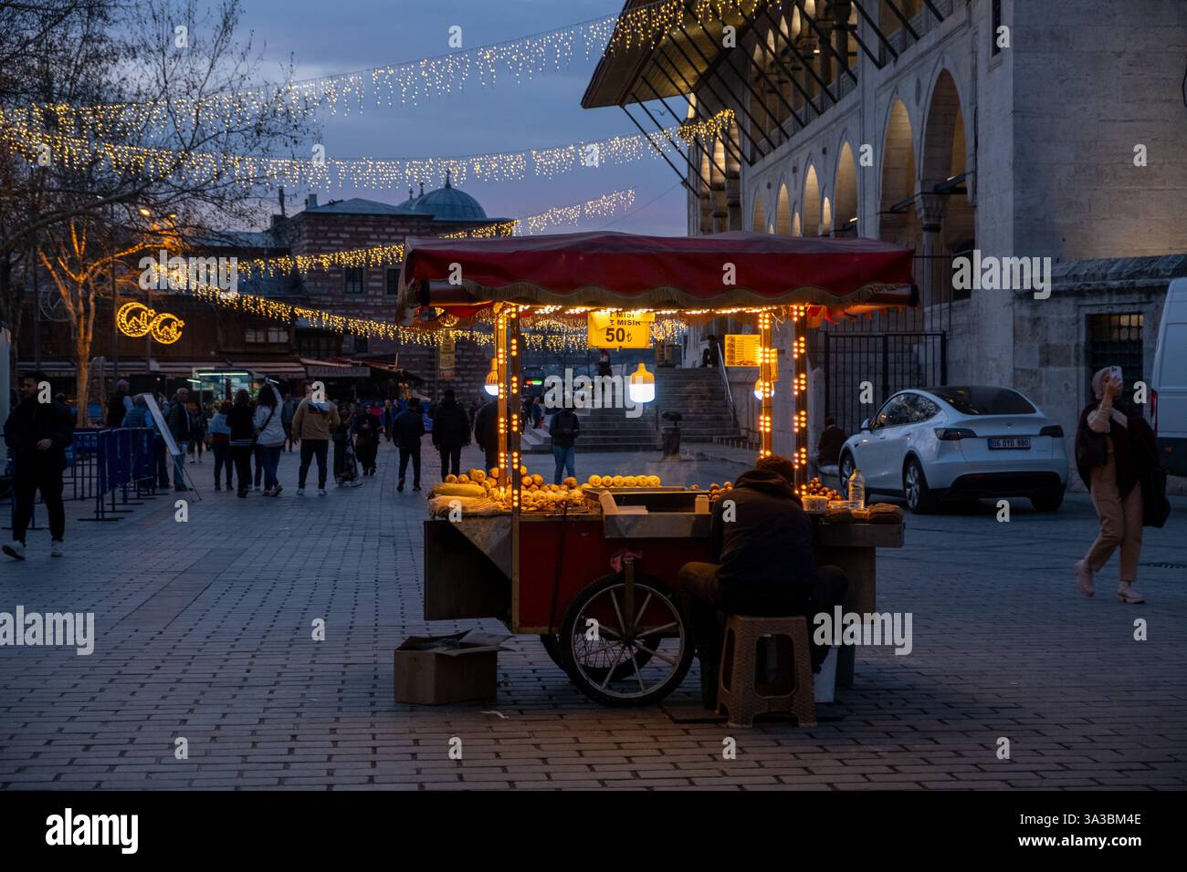 03.13.2025, affollato Bazaar delle spezie a Eminönü, Istanbul - persone che fanno shopping nello storico mercato egiziano tra vivaci bancarelle Foto Stock