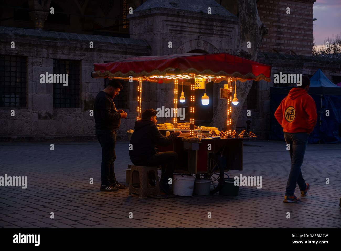 03.13.2025, affollato Bazaar delle spezie a Eminönü, Istanbul - persone che fanno shopping nello storico mercato egiziano tra vivaci bancarelle Foto Stock