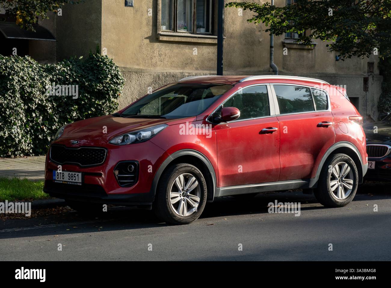 OSTRAVA, CECHIA - 2 OTTOBRE 2023: SUV Red Kia Sportage Mk5 QL parcheggiato in strada al tramonto Foto Stock