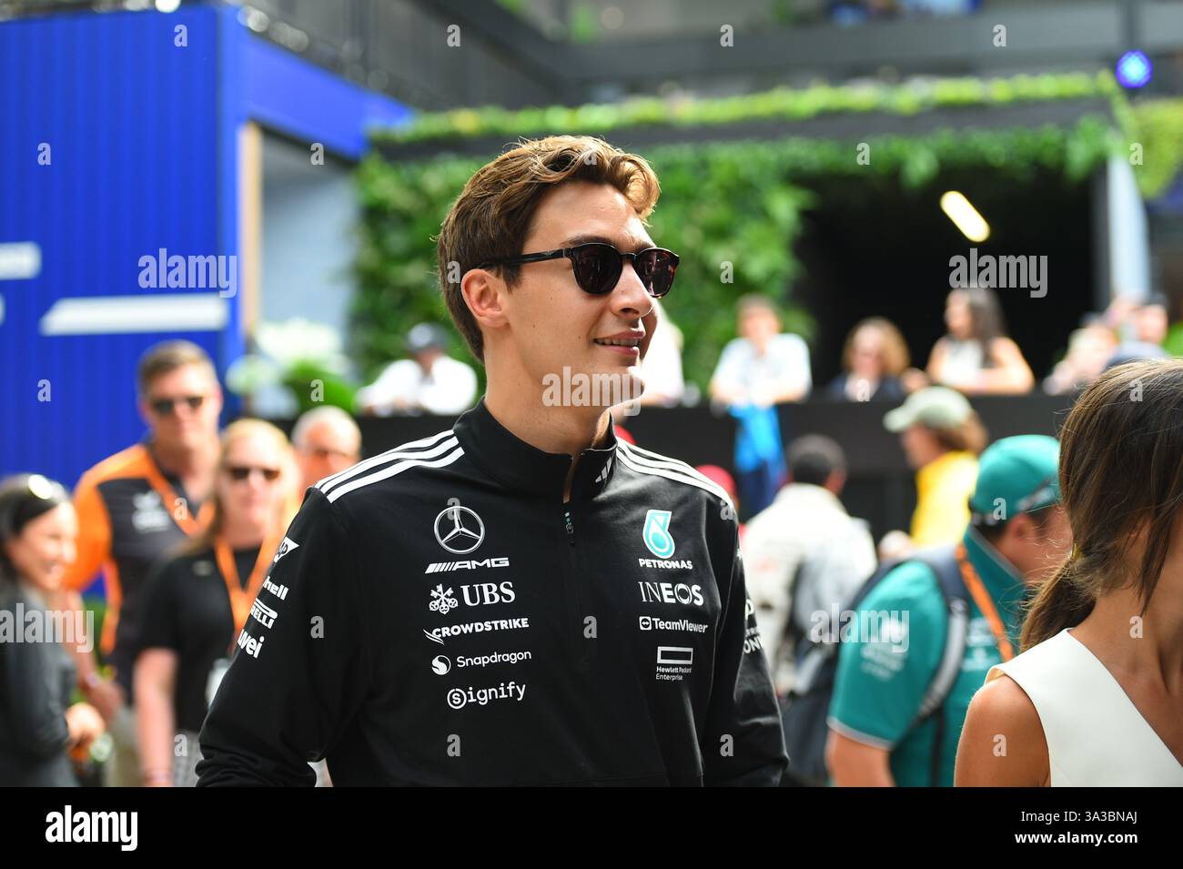 MELBOURNE, AUSTRALIA 15 marzo 2025. Nella foto: Il pilota Mercedes di Formula 1 George Russell (GBR) entra nel paddock durante l'Australian Round del Campionato del mondo di Formula 1 2025. Karl Phillipson / Alamy Live News Foto Stock