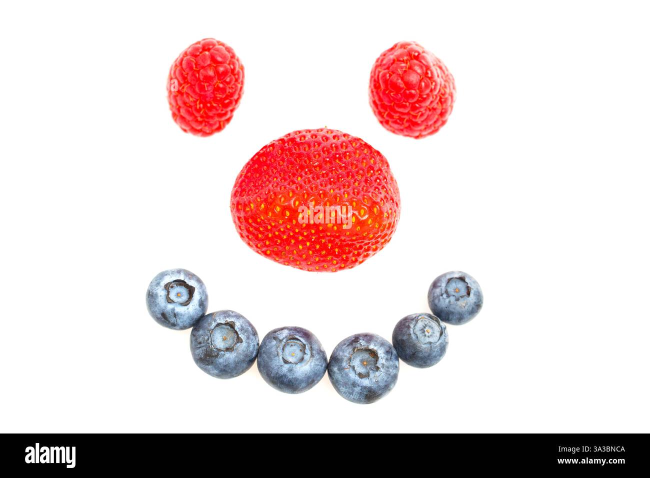 Emoji da frutta con fragole, lamponi e mirtilli per bambini Foto Stock