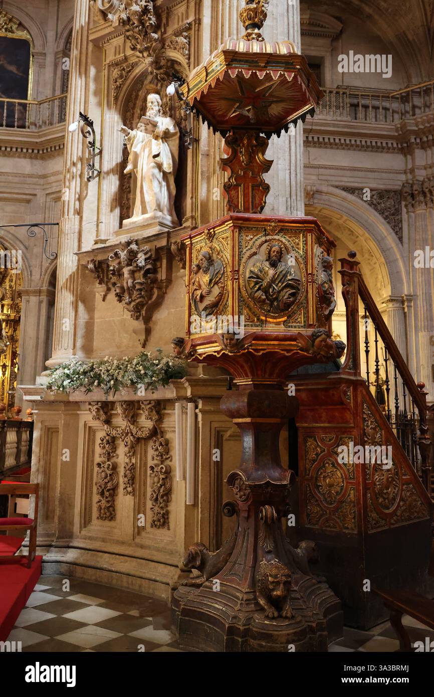 Pulpito di preghiera nella Chiesa Parrocchiale del Tabernacolo - Iglesia Parroquial del Sagrario - di Granada, Andalusia, Spagna Foto Stock