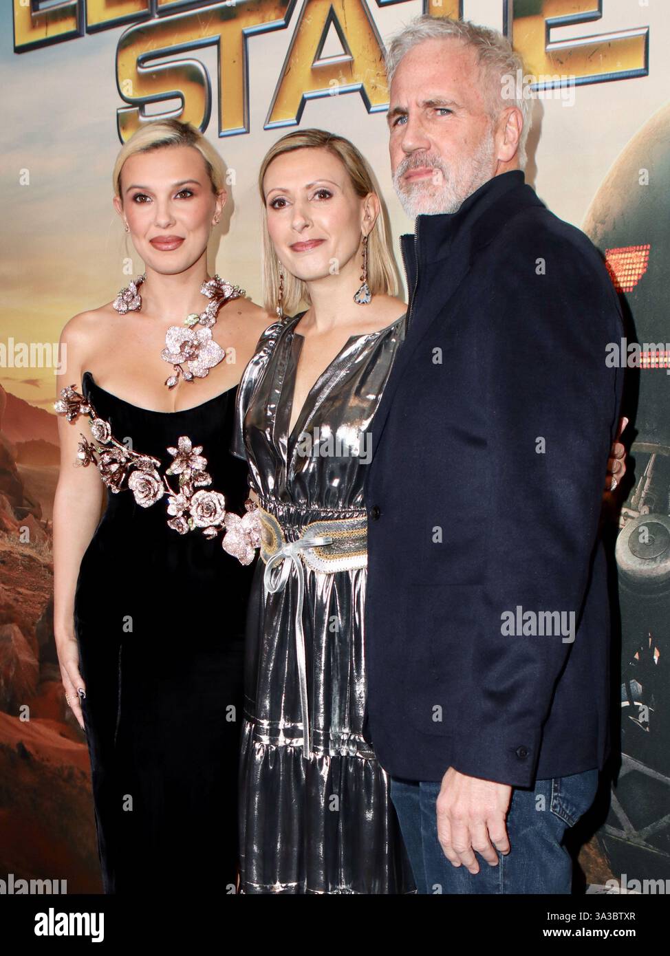 (FILE) il film più costoso di Netflix di sempre "The Electric State" è costato 320 milioni di dollari, pubblicato oggi il 14 marzo 2025. Millie Bobby Brown interpreta Michelle. MANHATTAN, NEW YORK CITY, NEW YORK, Stati Uniti d'America - 11 MARZO: L'attrice britannica Millie Bobby Brown indossa un abito Tamara Ralph, Angela Russo-Otstot e Chris Brearton arrivano alla New York fan Screening di Netflix 'The Electric State' tenutasi al Paris Theater l'11 marzo 2025 a Manhattan, New York City, New York, Stati Uniti. (Foto di Image Press Agency) Foto Stock