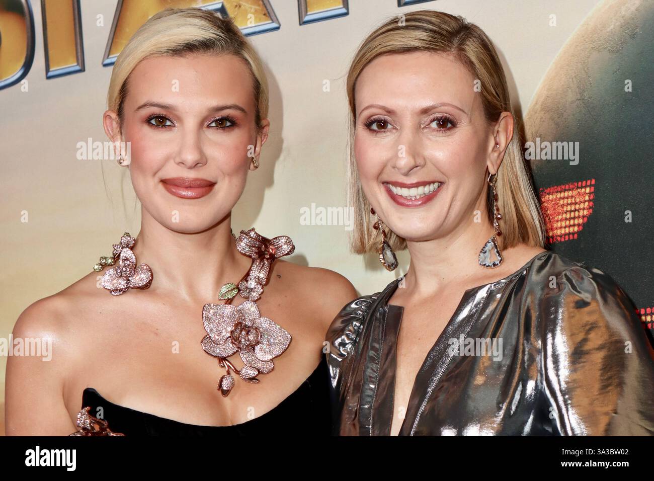 (FILE) il film più costoso di Netflix di sempre "The Electric State" è costato 320 milioni di dollari, pubblicato oggi il 14 marzo 2025. Millie Bobby Brown interpreta Michelle. MANHATTAN, NEW YORK CITY, NEW YORK, Stati Uniti d'America - 11 MARZO: L'attrice britannica Millie Bobby Brown indossa un abito Tamara Ralph e Angela Russo-Otstot arrivano alla New York fan Screening di Netflix 'The Electric State' tenutasi al Paris Theater l'11 marzo 2025 a Manhattan, New York, New York, Stati Uniti. (Foto di Image Press Agency) Foto Stock