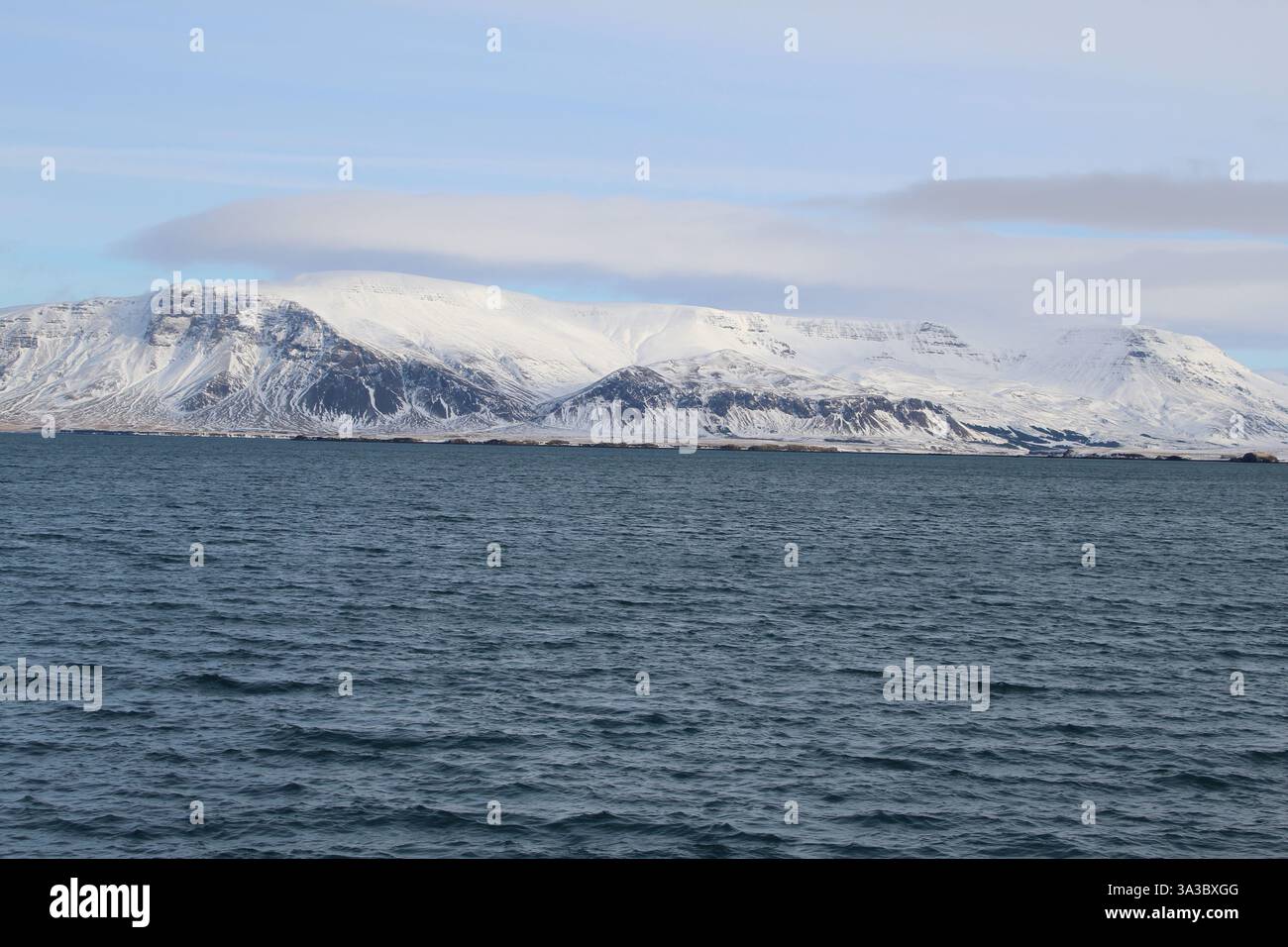 Paesaggio marino e montagna sullo sfondo di Reykjavik, Islanda Foto Stock
