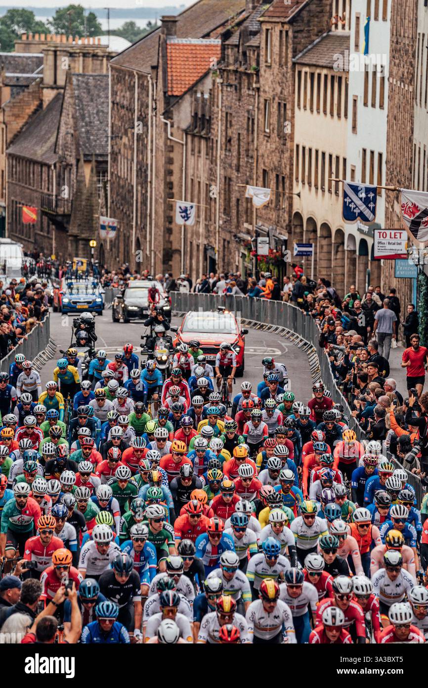 Glasgow, Regno Unito. 6 agosto 2023. Foto di Zac Williams/SWpix.com- 06/08/2023 - 2023 UCI Cycling World Championships, Men's Elite Road Race, Glasgow, Lanarkshire, Scozia - i piloti percorrono il Royal Mile di Edimburgo. - FILE PICTURE re emesso il 15/03/2025 - la grande partenza del Tour de France 2027 - la grande partenza del Tour de France 2027 si svolgerà nel Regno Unito nel 2027 credito: SWpix/Alamy Live News Foto Stock