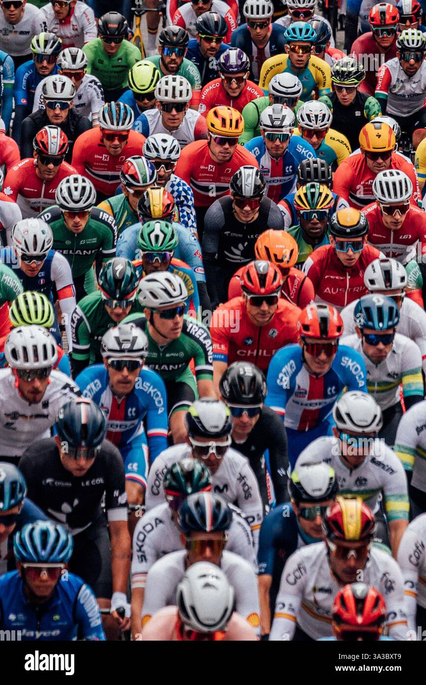 Glasgow, Regno Unito. 6 agosto 2023. Foto di Zac Williams/SWpix.com- 06/08/2023 - 2023 UCI Cycling World Championships, Men's Elite Road Race, Glasgow, Lanarkshire, Scozia - i piloti percorrono il Royal Mile di Edimburgo. - FILE PICTURE re emesso il 15/03/2025 - la grande partenza del Tour de France 2027 - la grande partenza del Tour de France 2027 si svolgerà nel Regno Unito nel 2027 credito: SWpix/Alamy Live News Foto Stock