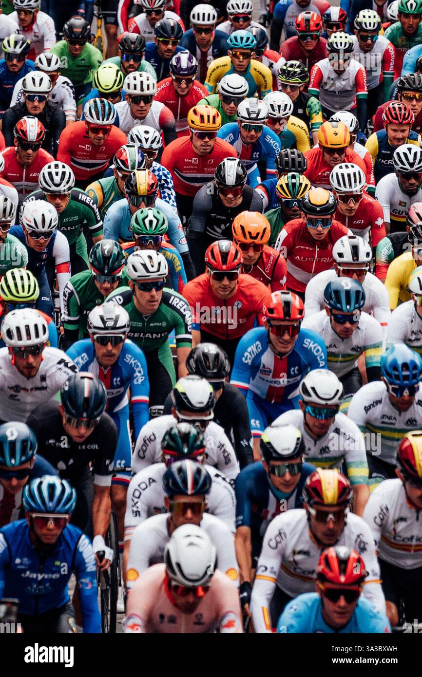 Glasgow, Regno Unito. 6 agosto 2023. Foto di Zac Williams/SWpix.com- 06/08/2023 - 2023 UCI Cycling World Championships, Men's Elite Road Race, Glasgow, Lanarkshire, Scozia - i piloti percorrono il Royal Mile di Edimburgo. - FILE PICTURE re emesso il 15/03/2025 - la grande partenza del Tour de France 2027 - la grande partenza del Tour de France 2027 si svolgerà nel Regno Unito nel 2027 credito: SWpix/Alamy Live News Foto Stock