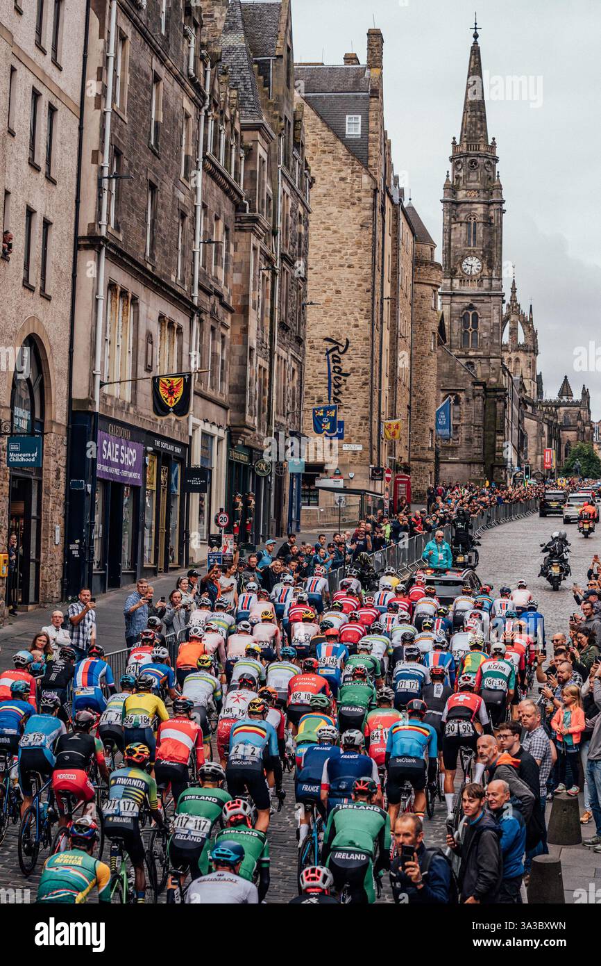 Glasgow, Regno Unito. 6 agosto 2023. Foto di Zac Williams/SWpix.com- 06/08/2023 - 2023 UCI Cycling World Championships, Men's Elite Road Race, Glasgow, Lanarkshire, Scozia - i riders cavalcano il Royal Mile di Edimburgo - Race Director Mick Bennett - FILE PICTURE re issued 15/03/2025 - The Grand Depart of the 2027 Tour de France - The Grand Descent of the 2027 Tour de France si svolgerà nel Regno Unito nel 2027 credito: SWpix/Alamy Live News Foto Stock