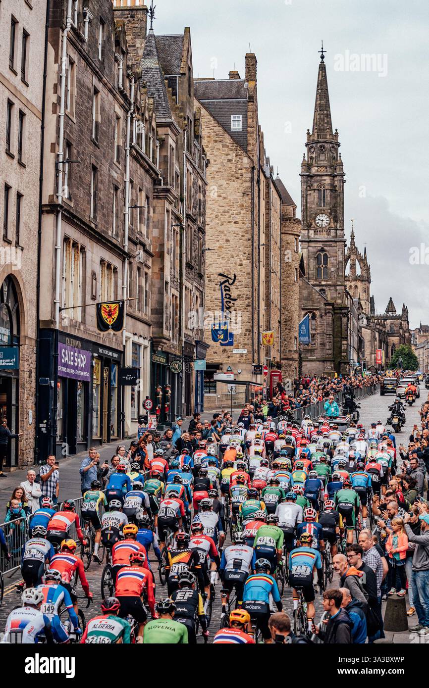 Glasgow, Regno Unito. 6 agosto 2023. Foto di Zac Williams/SWpix.com- 06/08/2023 - 2023 UCI Cycling World Championships, Men's Elite Road Race, Glasgow, Lanarkshire, Scozia - i riders cavalcano il Royal Mile di Edimburgo - Race Director Mick Bennett - FILE PICTURE re issued 15/03/2025 - The Grand Depart of the 2027 Tour de France - The Grand Descent of the 2027 Tour de France si svolgerà nel Regno Unito nel 2027 credito: SWpix/Alamy Live News Foto Stock